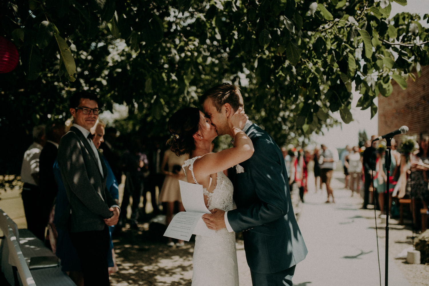 Brautpaar beim Kuss auf Ihrer freien Trauung in Rottal-Inn