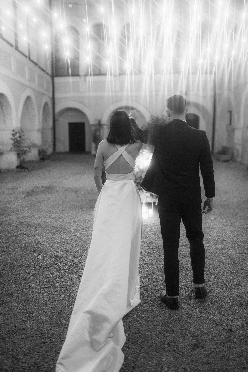 Brautpaar an einer Hochzeitslocation am Gardasee zum Empfang