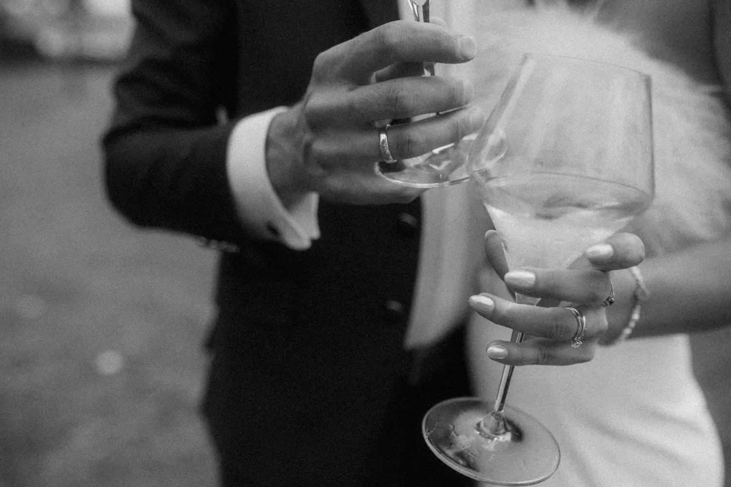 Brautpaar beim anstoßen auf Ihrer Hochzeit am Gardasee.