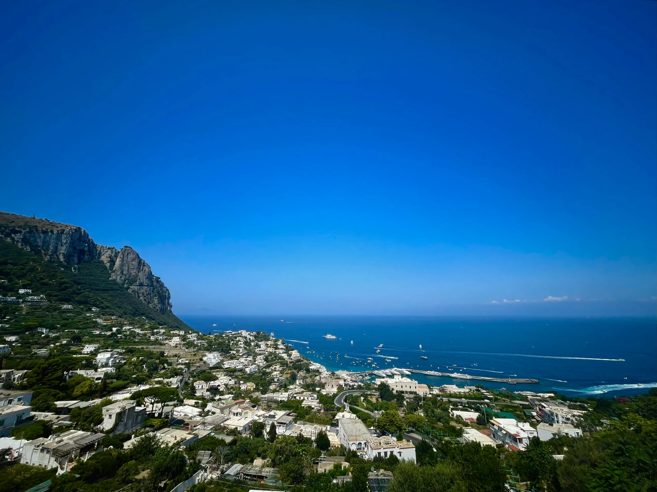 Die Insel Capri fotografiert von den Bergen in Richtung Meer.